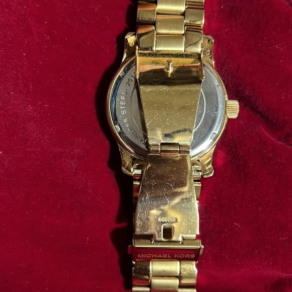 COPY - Michael Kors watch MK-5706 Gold Oversized Runway Gold Crystals - Picture 6 of 12